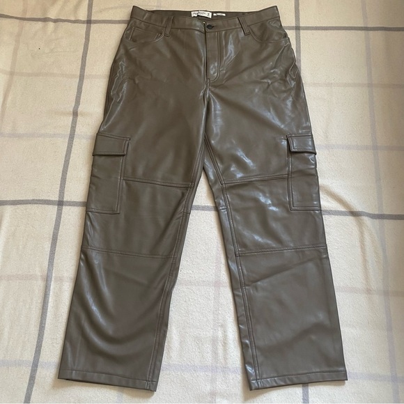 Abercrombie & Fitch High Rise Curve Love Vegan Leather Cargo Pants - Picture 1 of 13